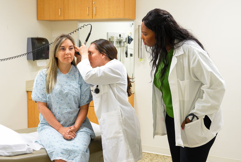 Standardized patients (SPs) are live people trained to act like patients. They’re coached to mimic stroke symptoms: facial droop, slurred speech, confusion, one-sided weakness, and frustration.